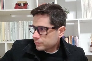 La novela de Hugo Díaz, aborda problemáticas como la caducidad, la degradación, y lo decadente, en conjunción con temas como la pertenencia, el desarraigo y la nostalgia. Foto: Gentileza