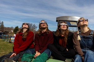 Miles de personas este lunes fueron testigos del eclipse solar que se extendió en el cielo de partes de México, 15 estados de Estados Unidos y el este de Canadá. Foto: Xinhua / Vincent D. Johnson.