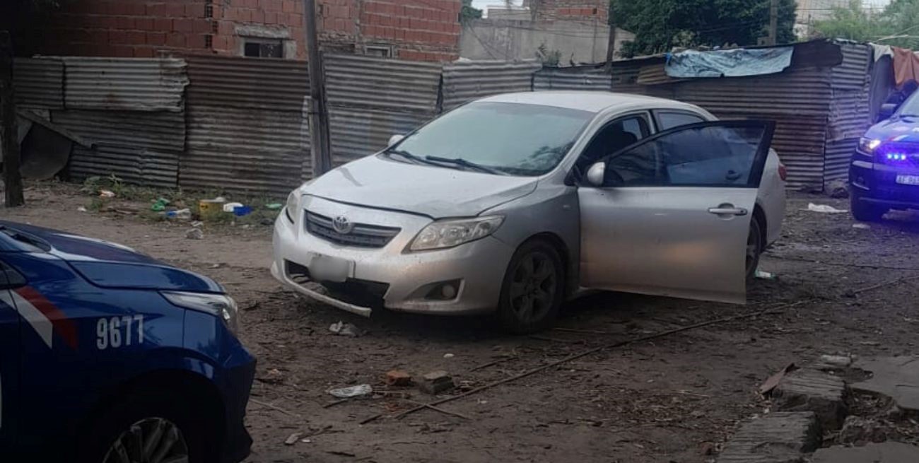 Cuatro panes de marihuana compactada adentro de un auto abandonado