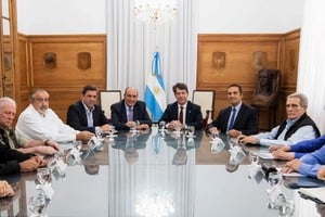 Después de casi tres horas de una reunión los jefes sindicales se fueron de la Casa Rosada dispuestos a participar de una mesa de diálogo permanente con el Gobierno.