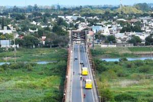 El Carretero funciona sólo para transporte público, motos, bicicletas y peatones, tras la instalación de un puente Bailey en su "lomo". Foto: Fernando Nicola