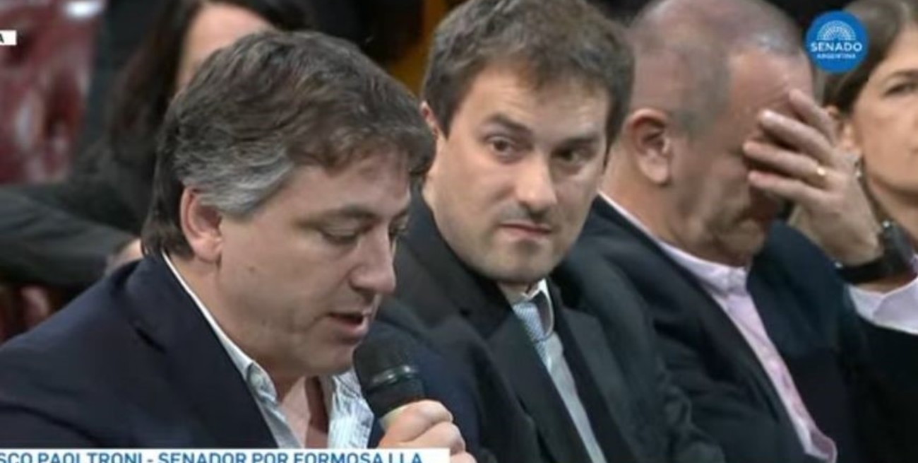 Por una ofensiva frase, un senador libertario fue acusado de "apología de la violación"