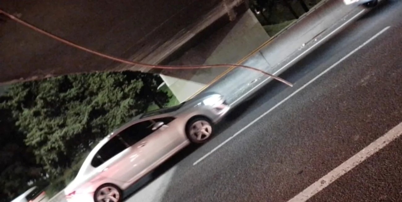 Se desprendió parte de un puente en Buenos Aires y 20 autos sufrieron daños