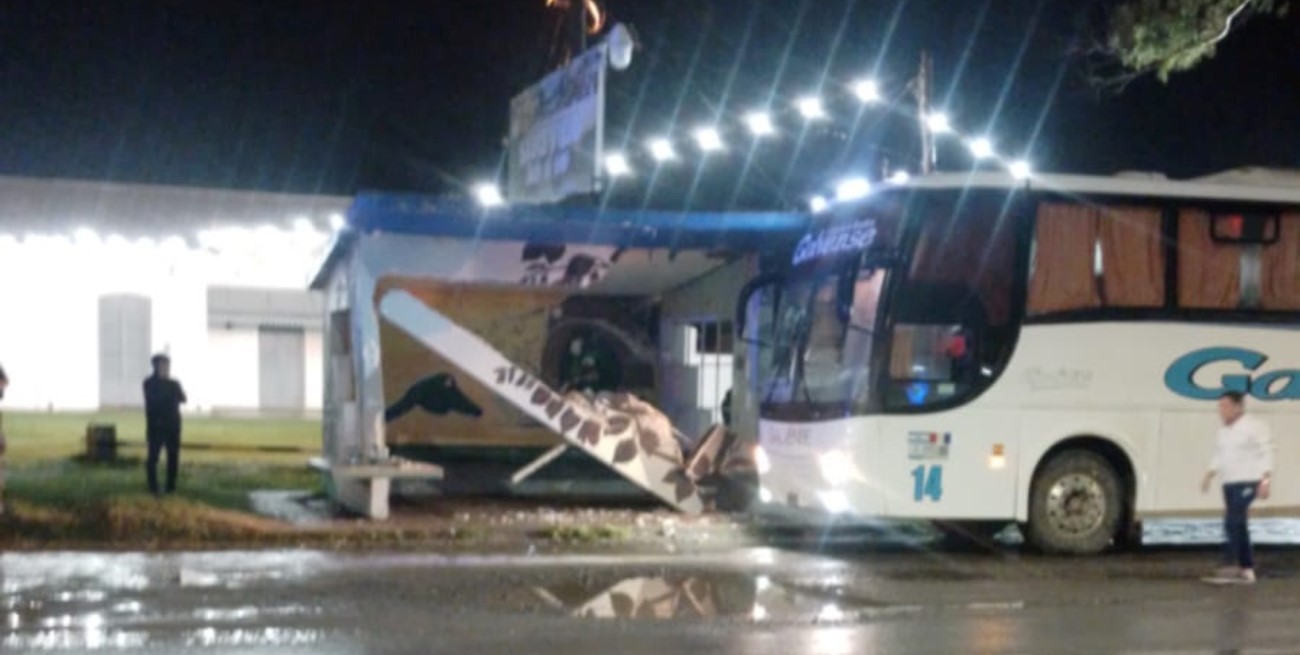 Un colectivo impactó de lleno contra una garita en Sauce Viejo