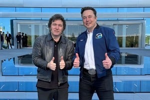 El gobierno de Javier Milei acordó conectar a 6.000 escuelas con el servicio satelital propiedad de Elon Musk, con fondos públicos y un esquema de donación condicionada.