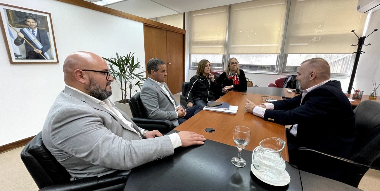 Concejales recorriendo despachos