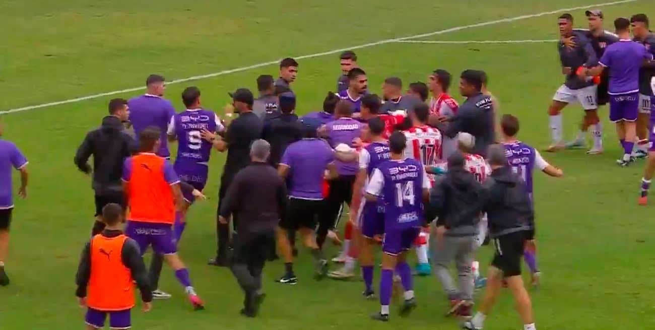 Video: batalla campal en el fútbol uruguayo con golpes y corridas
