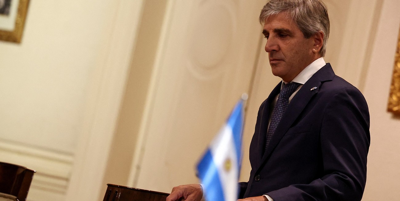 Caputo prepara el borrador para el FMI: más recorte, baja en la inflación y acumulación de reservas