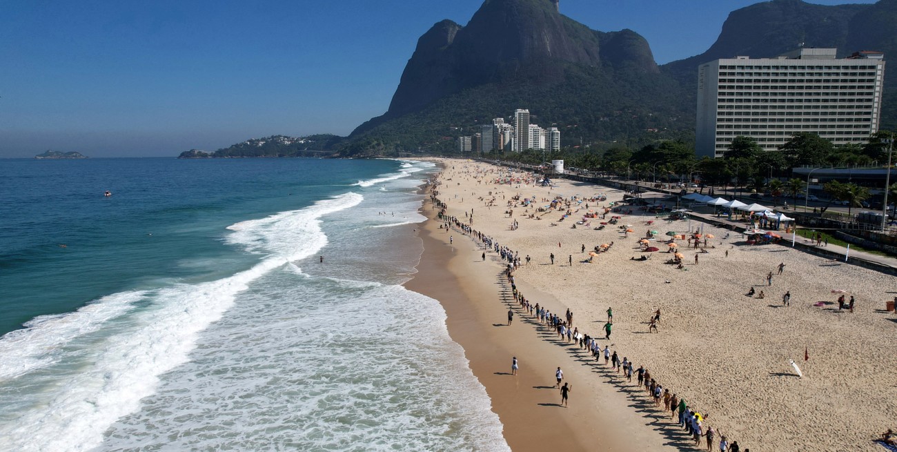 Brasil incrementó sus exigencias a turistas de tres países y ahora deberán tramitar una visa online