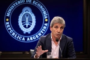 El ministro de Economía argentino, Luis Caputo, hablando durante una conferencia de prensa ofrecida en el microcine del Palacio de Hacienda, en la ciudad de Buenos Aires, Argentina. Foto: Xinhua / Martín Zabala.