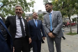 Pullaro junto a Rogelio Frigerio y Martín Llaryora. Crédito: Mauricio Garín