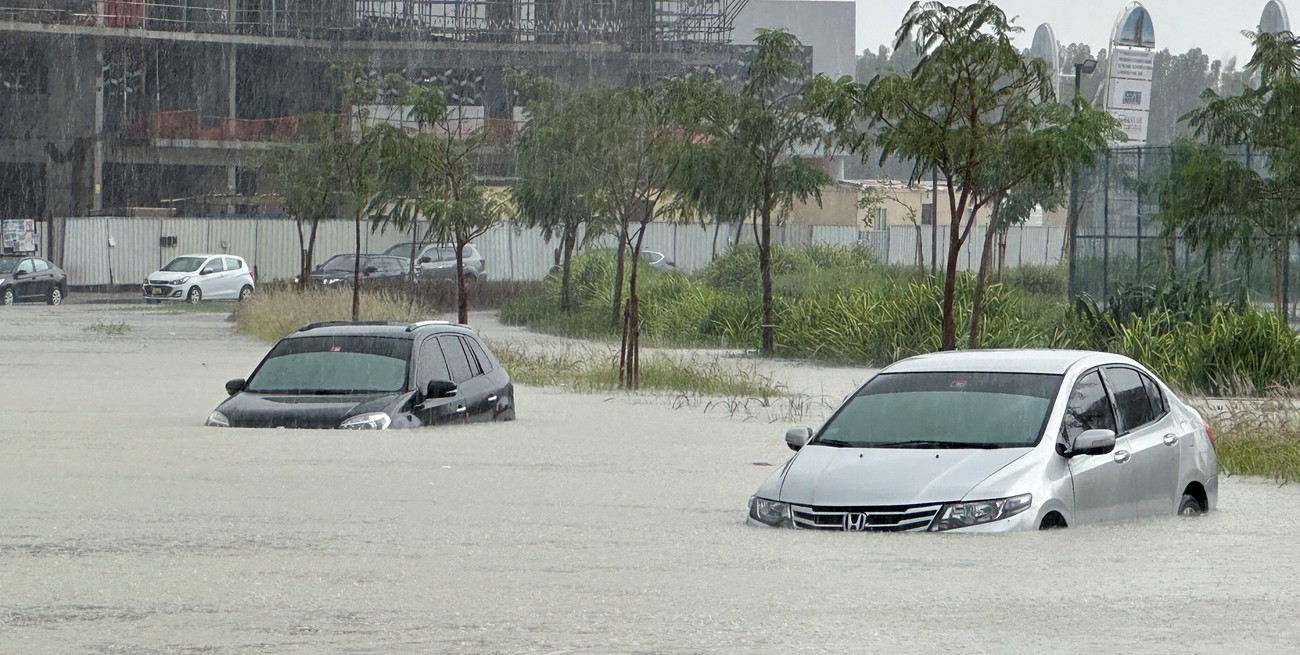 Oriente azotado por las lluvias: se inundó Dubai y hay 18 muertos en Omán