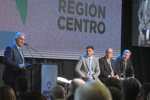 En La Redonda los tres gobernadores y el ministro del Interior encabezaron la actividad final de la Región Centro. Foto: Luis Cetraro. 