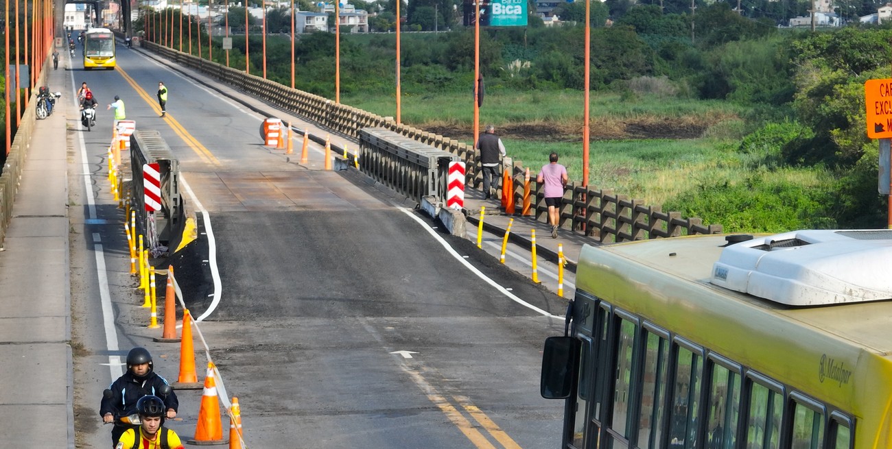 Las rampas del puente Bailey colocado sobre el Carretero ya sufren ondulaciones y desperfectos