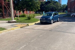 El auto estacionado en la ochava y lejos del cordón. 