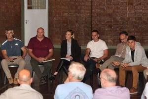 La reunión finalizó con la promesa de aumentar los recursos y con la convicción de que ya se está trabajando para llevar calma a los vecinos. Crédito: Manuel Fabatía