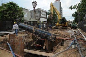 El registro gráfico es del 26 de marzo de 2014, cuando Assa ejecutó un entubado con “by pass” en el caño cloacal de la intersección de Pujato y Urquiza. Crédito: Archivo El Litoral / Flavio Raina
