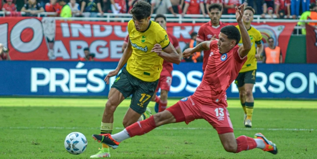 Argentinos superó a Defensa en unos penales infartantes y se metió en semis