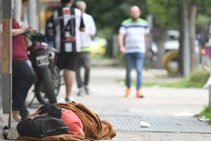 Postal dolorosa. Una persona en situación de calle, en Av. Gob. Freyre y Mendoza. Crédito: Manuel Fabatía