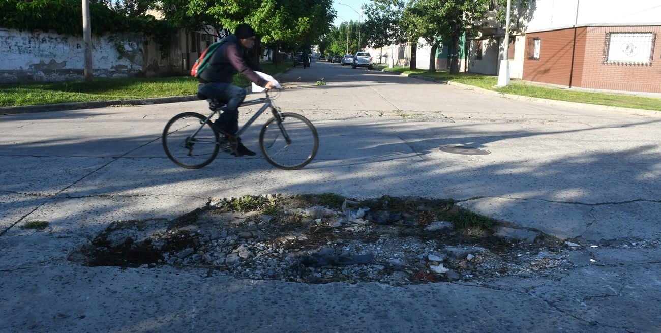 En los barrios de Santa Fe hay más socavones peligrosos que complican la circulación