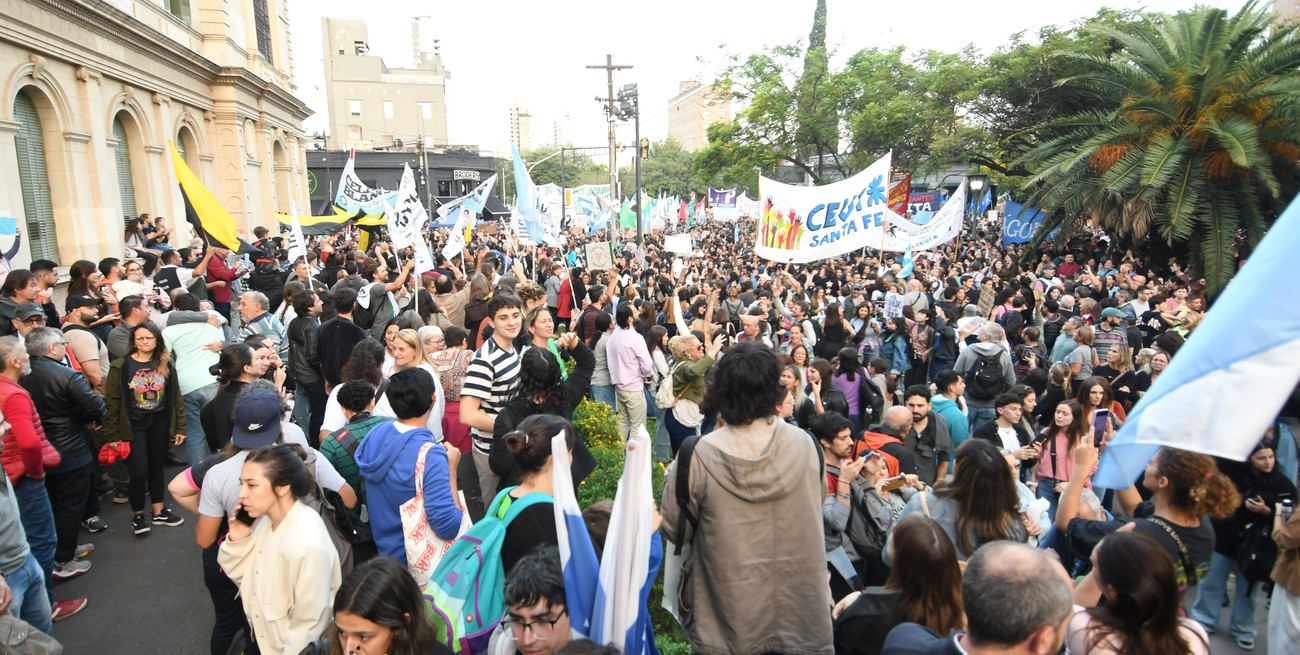 Masiva concentración y abrazo simbólico en defensa de la universidad pública en Santa Fe