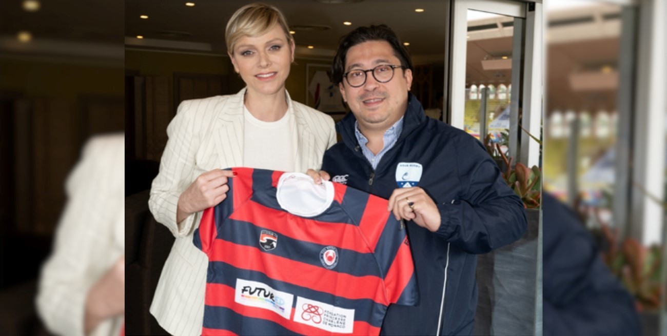 La princesa Charlene de Mónaco recibió la camiseta de Cha Roga