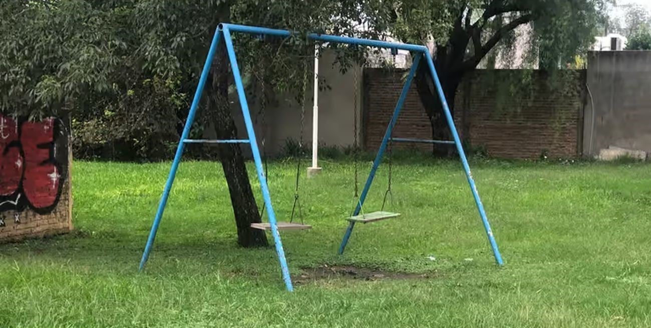 Aseguran que hay una hamaca que se mueve sola en una plaza donde murió un nene de 8 años