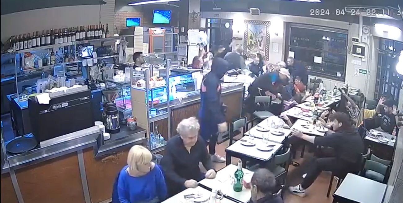Video: violento robo en una pizzería de Buenos Aires; atacaron a los comensales