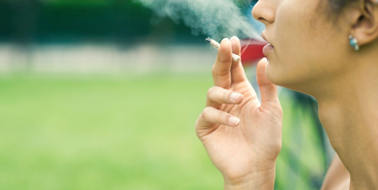 Prohíben fumar en plazas, parques y frente a las escuelas en Mendoza