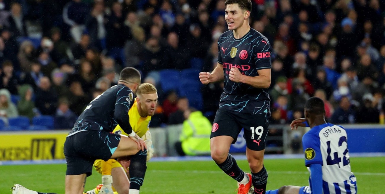 Julián Álvarez sumó un gol al 4-0 del City sobre el Brighton