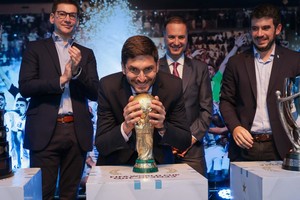 Pullaro junto a la Copa del Mundo que se exhibió en Venado Tuerto. Crédito: Gobierno de Santa Fe