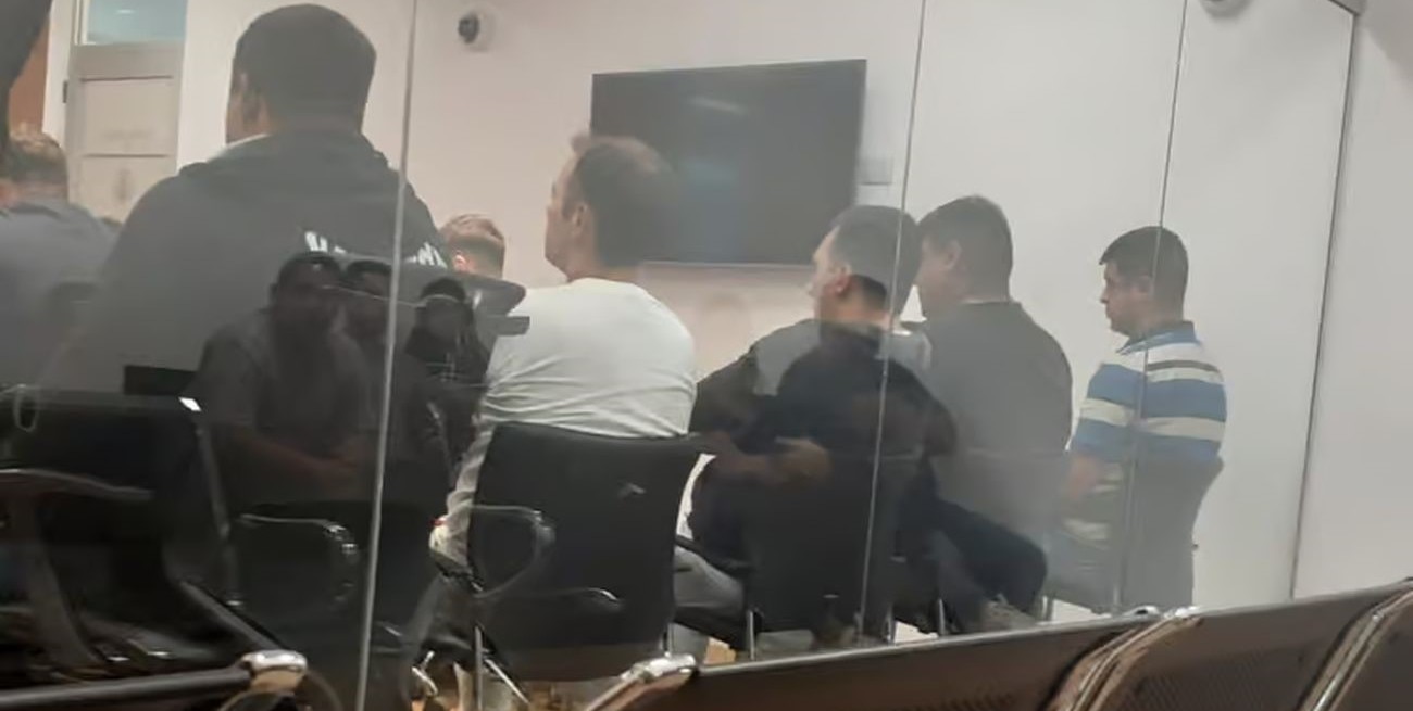 Los policías viales acusados del robo al camión siniestrado seguirán en prisión preventiva