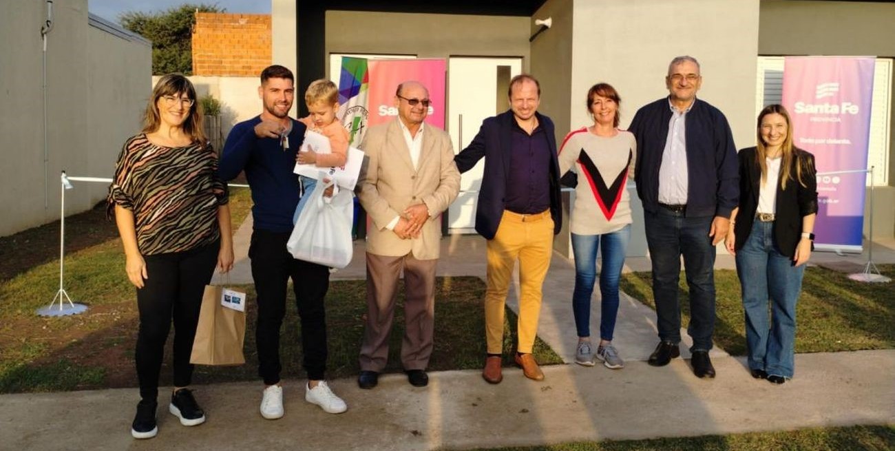 Calvo y Crivelli entregaron viviendas en Colonia Aldao y Colonia Bicha