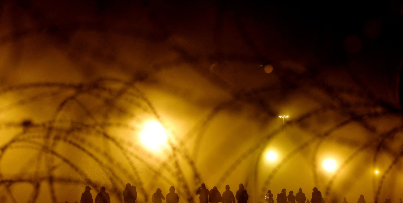 Texas enfrentará demanda de Estados Unidos por la barrera flotante y el alambrado contra migrantes