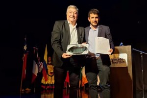 Oscar Domínguez fue distinguido por el intendente Leonel Chiarella en el acto oficial por el 140 aniversario de Venado Tuerto.