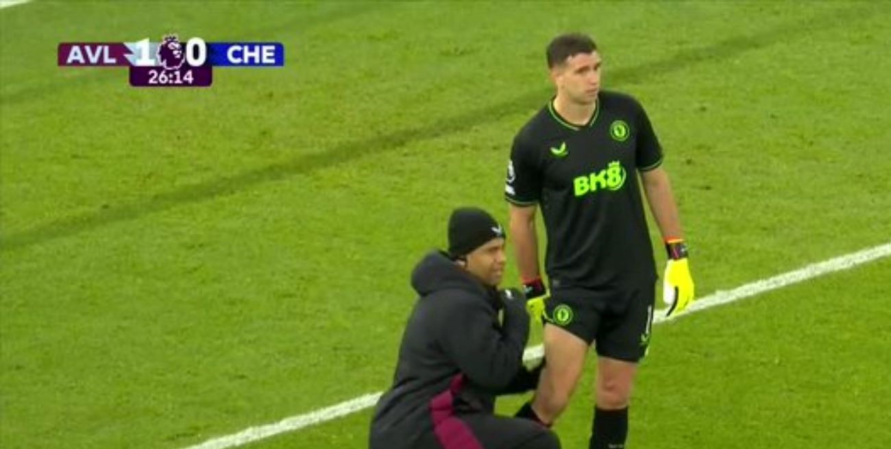 Dibu Martínez abandona el partido del Aston Villa por una molestia, a 45 días de la Copa América