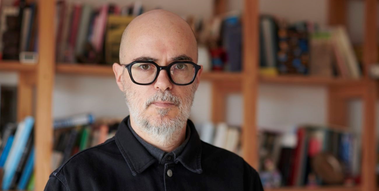 Santiago Loza se muda de la casa al edificio para esculpir "Un espíritu modesto"