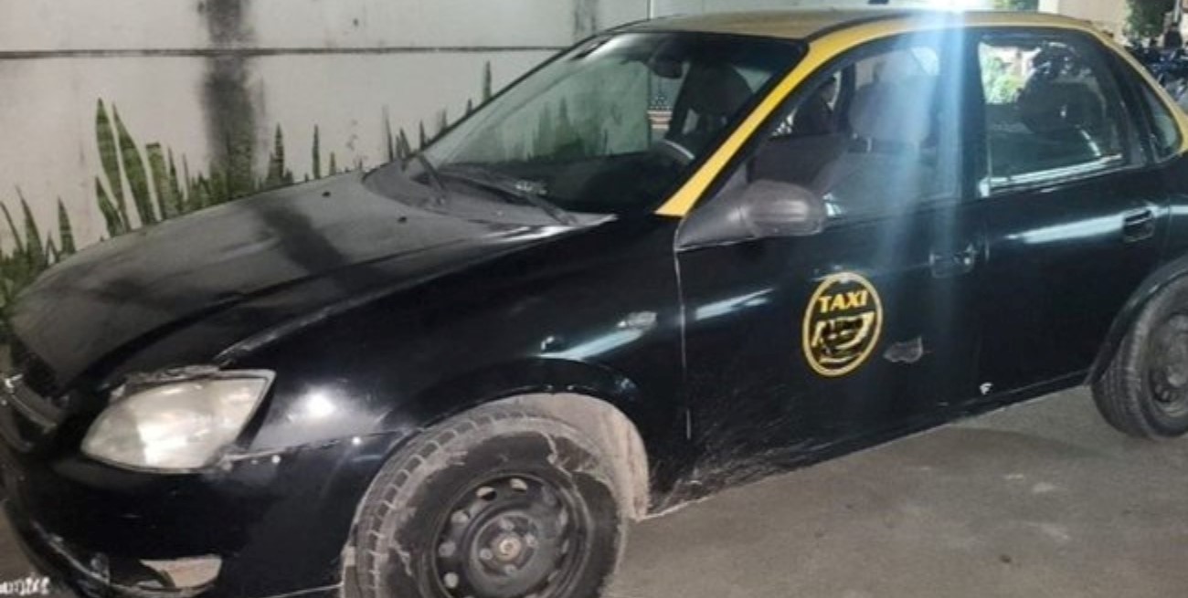 Acribillaron un auto pintado de taxi en Rosario y hay tres personas heridas