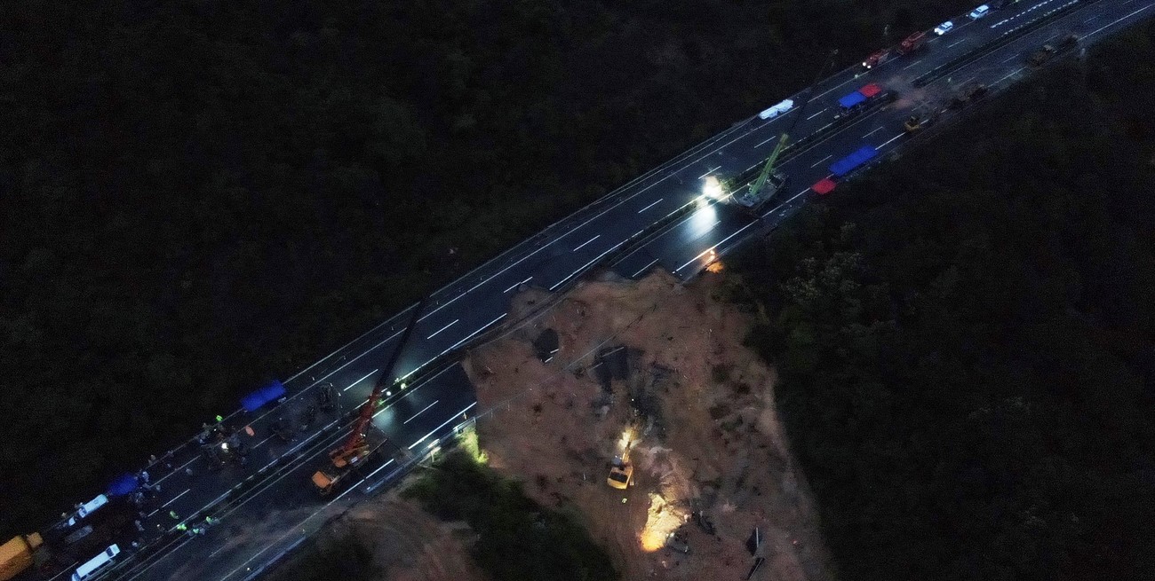 Al menos 48 muertos por un derrumbe sobre una autopista de China