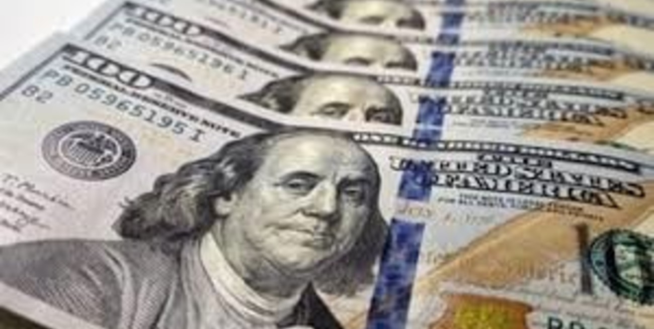 El dólar blue operó estable en el inicio de la semana: a cuánto cerró este lunes
