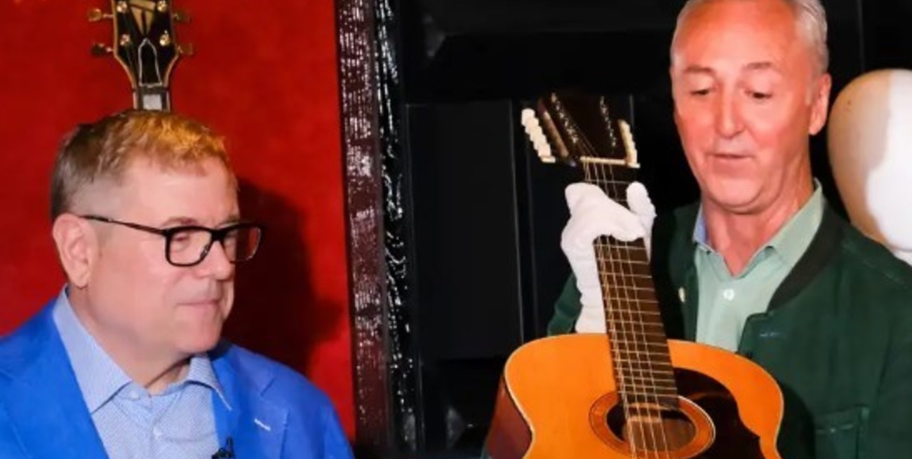 "Guardada en un desván": encontraron la guitarra que usó John Lennon para tocar en Help!