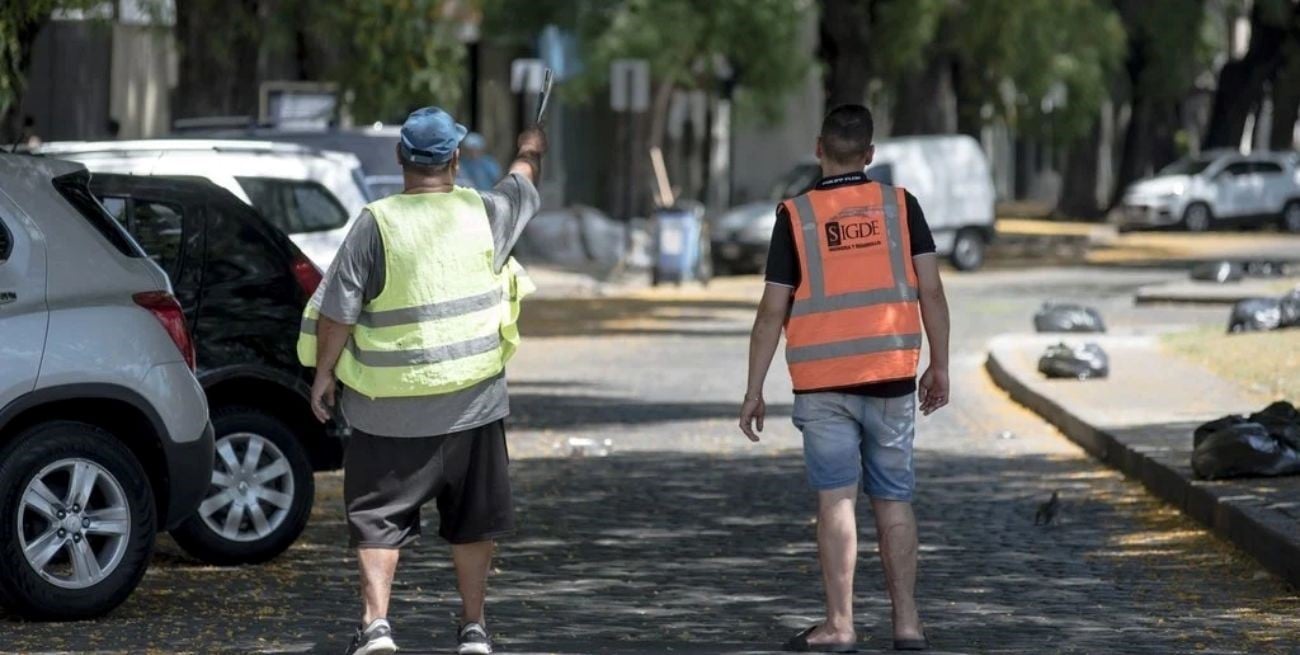 Cuidacoches: mientras en Santa Fe los prohibieron, qué pasa en Rosario