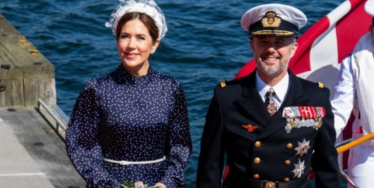 En barco: Federico y Mary de Dinamarca se mudaron al castillo de Fredensborg