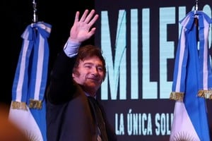 Javier Milei presidente. Las vituperadas, vilipendiadas y desdeñadas encuestas habían sido claras: el 35% votaría al peronismo; el 45% no votaría al candidato libertario en ningún caso, el resto sí… el 55% que definió un país.