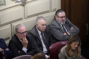 Olivera (PJ), Real (PDP y Mascheroni (UCR) todos siguiendo el discurso. Crédito: Mauricio GarÍn