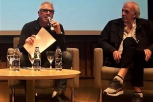 Rubén Rossi habla y Menotti lo escucha con mucha atención. "El Flaco me decía que yo era un '6' que jugaba como un '10'. Pavada de elogio". Rubén se sigue emocionando cada vez que habla de su maestro. Foto: Archivo El Litoral