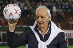 "Es demasiado para un amigo porque es cierto, algo de nosotros desaparece", dice el autor.