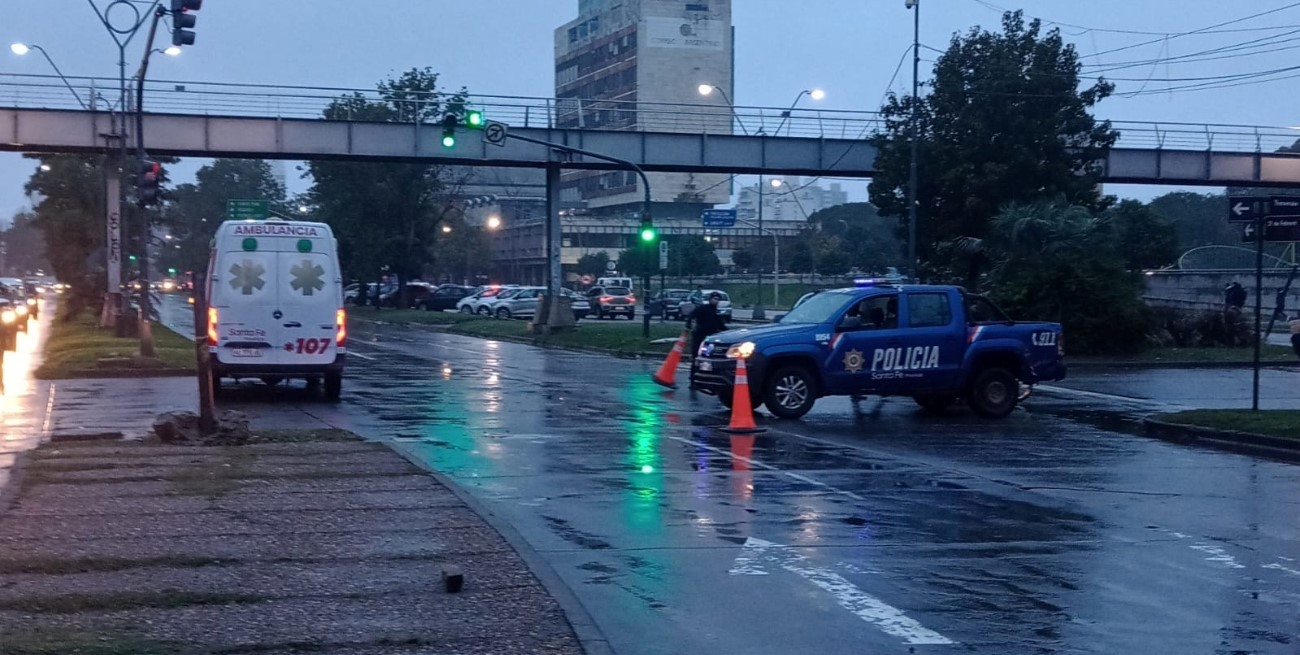 Complicaciones en el tránsito tras el derrape de una moto en la esquina de Alem y Tucumán