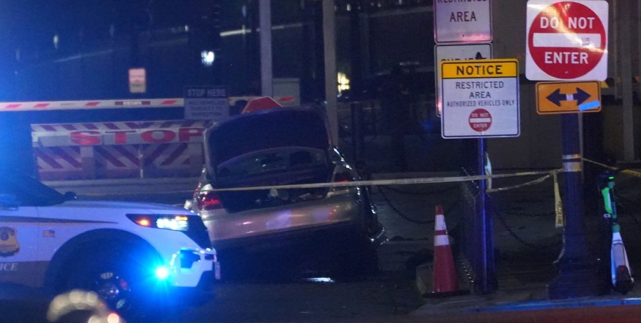 Video: un conductor murió tras chocar contra una puerta de la Casa Blanca