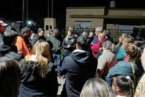 Funcionarios municipales sostuvieron una reunión con los vecinos en Firmat. 